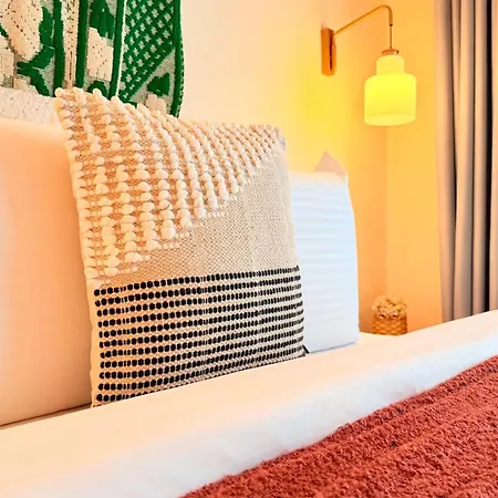 Design - Cozy, Modern And Steps From Piata Romana *